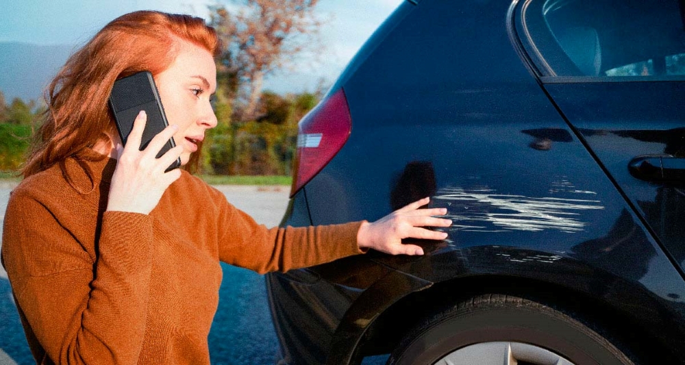 Oštećen automobil nakon manjeg sudara, prikaz kasko štete